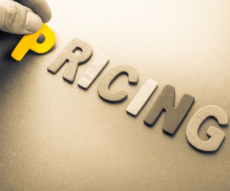 Das Wort Pricing gelegt aus einzelnen Buchstaben auf eine Oberfläche