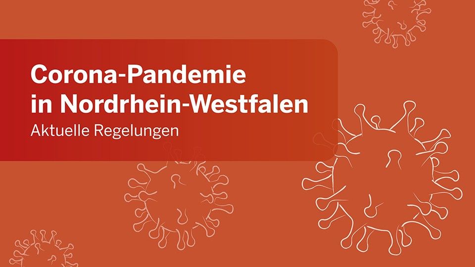 Ein Schild mit der Beschriftung: Corona Pandemie in Nordrhein-Westfalen aktuelle Regelungen. Wichtige Hinweise für Ladenbesuche